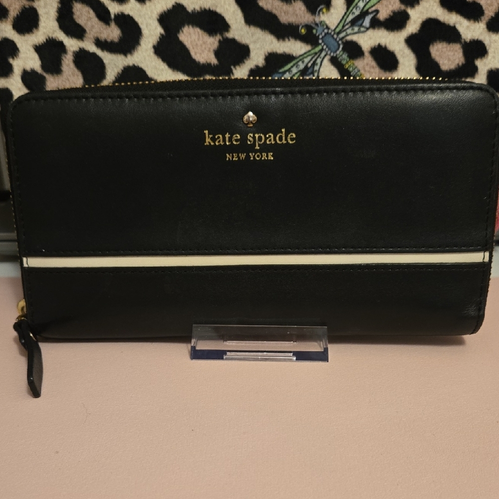 Kate Spade Black and White Wallet Sleek Design